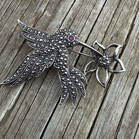 Vintage Avon SilverTone Hummingbird Pin/Brooch Red Eye 2.5” W X 2” Ht. Preowned - Picture 4 of 10